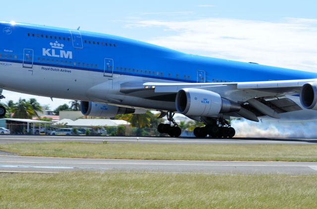 Boeing 747-200 (PH-BFN) - KLM touches down