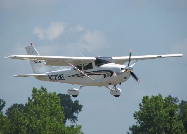 Cessna Skylane (N223ME) - Landing at Downtown Shreveport.