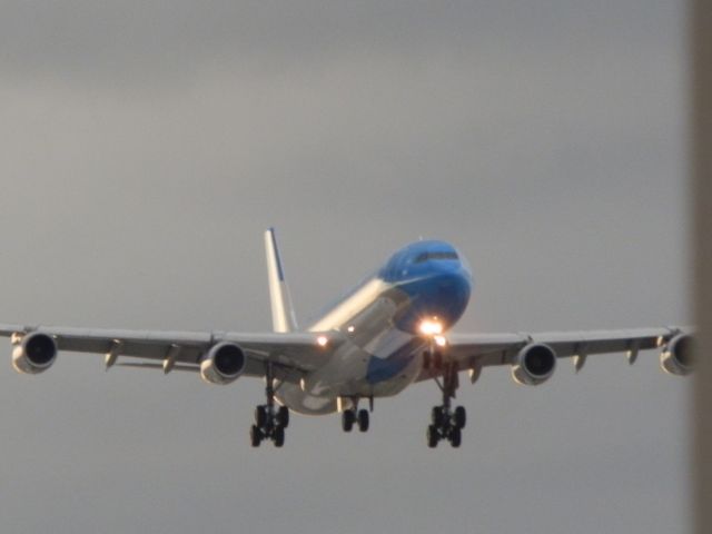 Airbus A340-300 (LV-CSD)