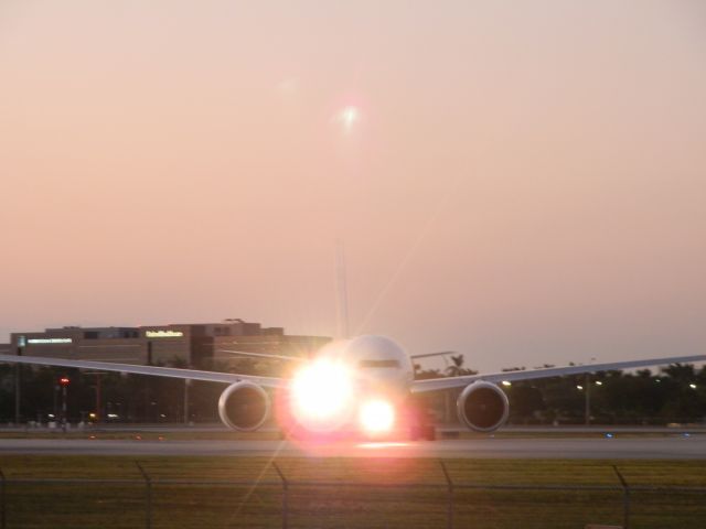 BOEING 777-200LR (N774LA)