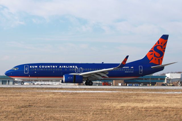 Boeing 737-800 (N829SY) - Finally, a little sun in Ohio. A Sun Country Boeing 737-800, N829SY, arriving at KTOL as SCX8202 on 16 Feb 2020.