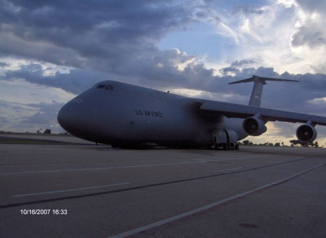 Lockheed C-5 Galaxy (N9017) - In Lowride....................