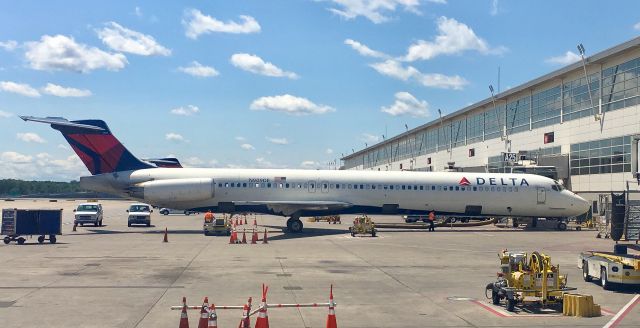 McDonnell Douglas MD-88 (N909DE)