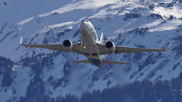 Boeing 737-700 (N622AS) - Walking the dog in the Mendenhall Wetlands.  This is Alaska flight 62 departing JNU.