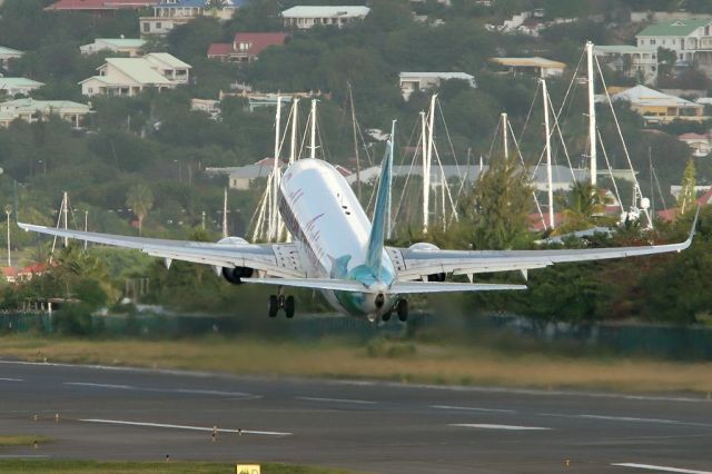 Boeing 737-800 (9Y-KIN)