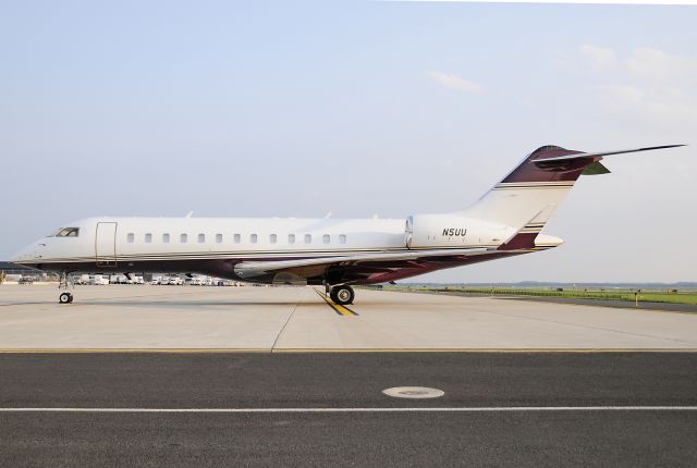 Bombardier Global Express (N5UU) - Seen at KIAD on 8/3/2009.