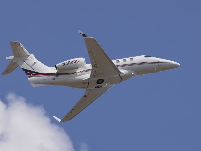 Embraer Phenom 300 (N408QS) - Take off 22R. Canon 600mm lens. 08-AUG-2022.