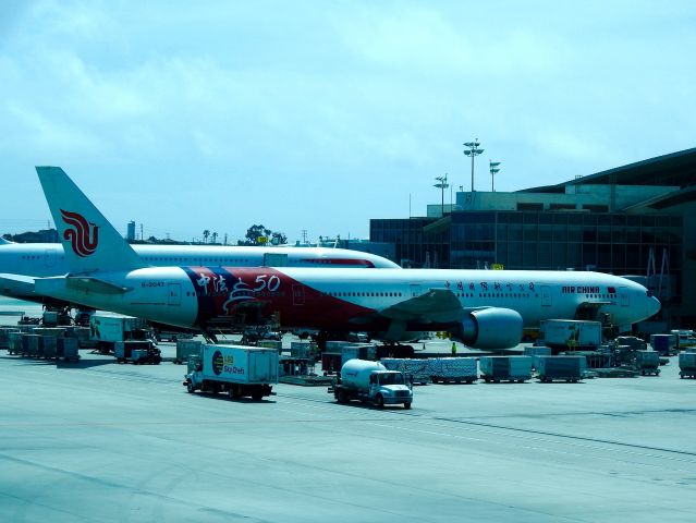 BOEING 777-300 (B-2047) - CCA988 LAX-PEK