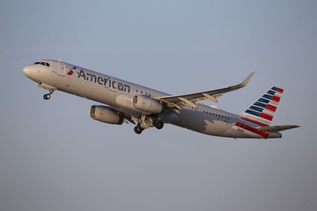 Airbus A321 (N905AU)