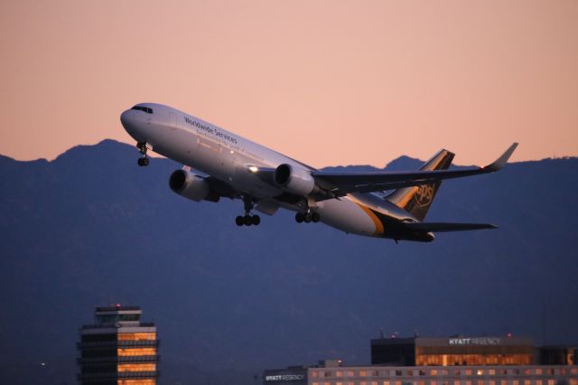 BOEING 767-300 (N344UP)