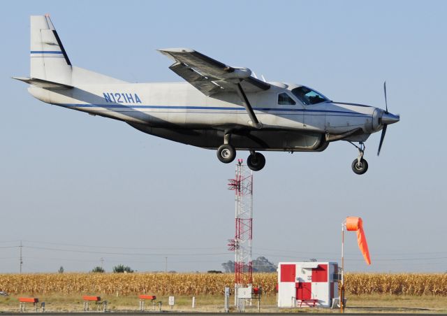 Cessna Caravan (N121HA) - Cessna Caravan "Boxer 1571" landing at Merced Regional Airport (KMCE)