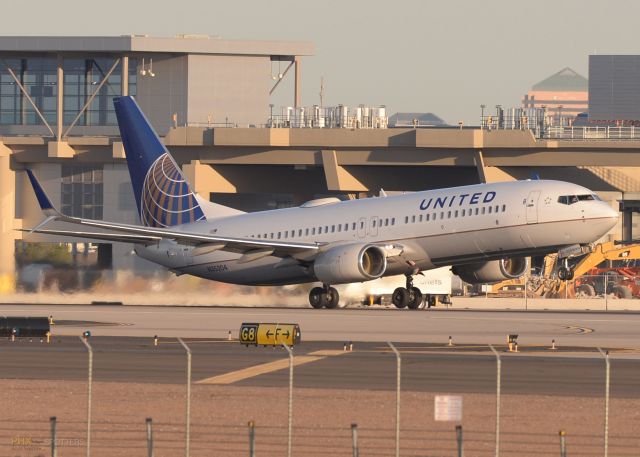 Boeing 737-800 (N35204)