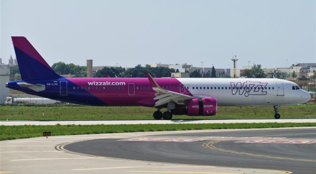 Airbus A321 (HA-LVG) - On landing RW31