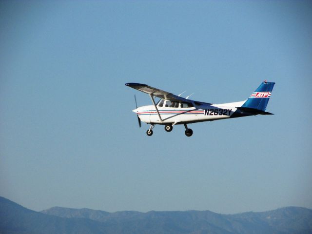 Cessna Skyhawk (N2632Y) - Landing RWY 30