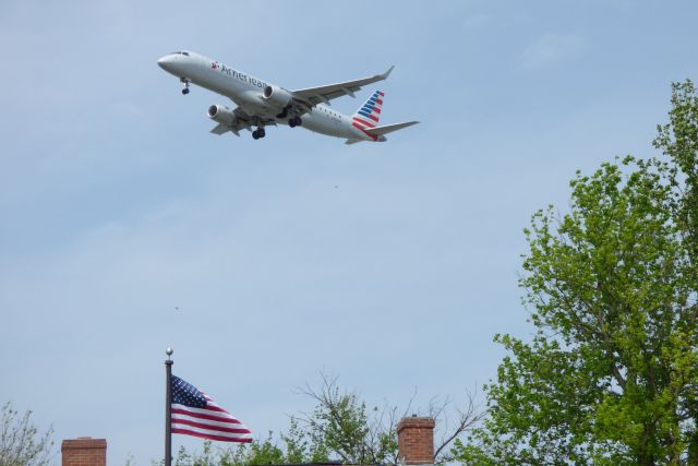 Embraer ERJ-190 (N954UW) - Two Flags, one photo...American Air Embraer E190 a few moments until landing in the Spring of 2017.