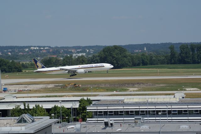 BOEING 777-300 (9V-SWD)