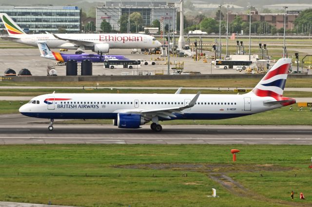 Airbus A321 (G-NEOP)