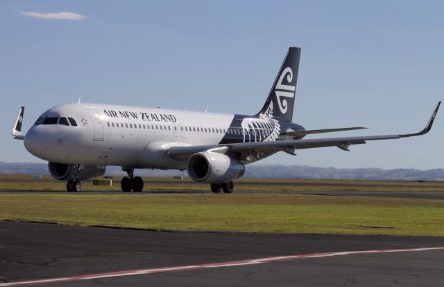 Airbus A320 (ZK-OXB) - Departure to Wellington.