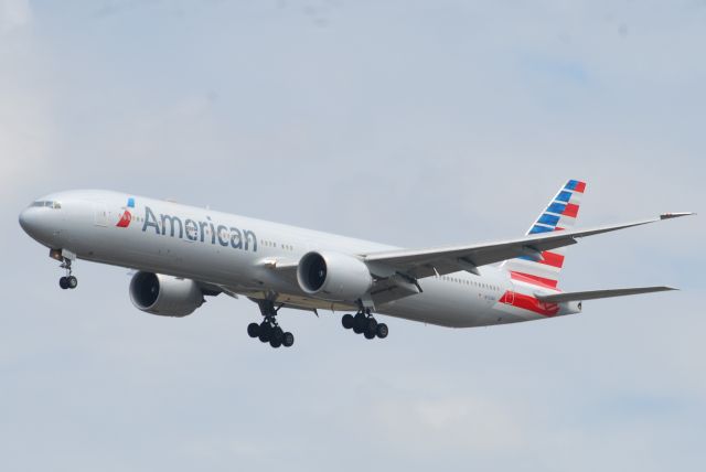 BOEING 777-300ER (N733AR)