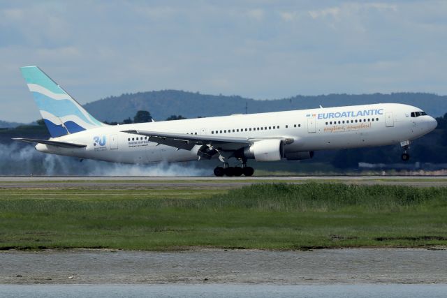 BOEING 767-300 (CS-TST) - 'Air Azores 271' touching down on 33L
