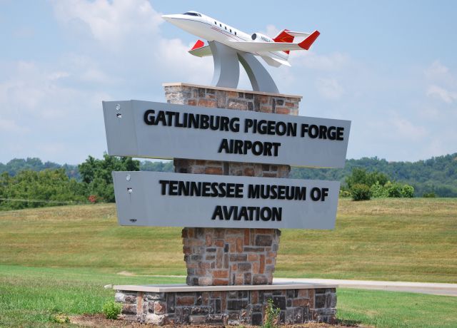 Learjet 60 (KGKT) - Driveway entrance to terminal - 8/15/10