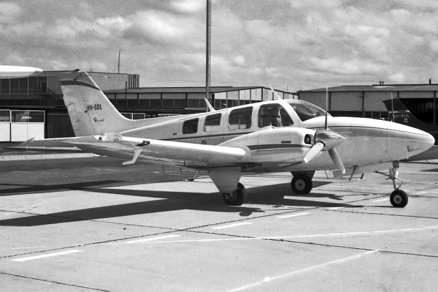 Beechcraft Baron (58) (VH-SDL) - BEECH 58 BARON - REG VH-SDL (CN TH455) - ESSENDON MELBOURNE VIC. AUSTRALIA - YMEN (14/9/1980)35MM B/W NEGATIVE SCAN.