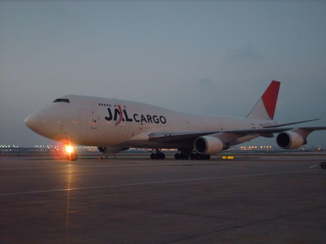 Boeing 747-400 (JA8909) - ENTERING SOUTHWEST CARGO RAMP