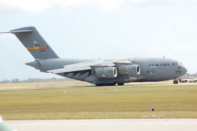 Boeing Globemaster III (N90063) - Full T/R for a short landing on 17R at EFD.  Nice Dodge truck at the nosewheel.;)