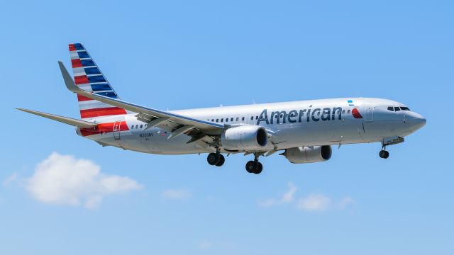 Boeing 737-800 (N200NV) - N200NV br /B738 CN:33341 br /AAL1238  SJO-MIA br /2017-05-03 KMIA RWY 9