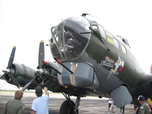 Boeing B-17 Flying Fortress (N7227C) - Texas Raiders