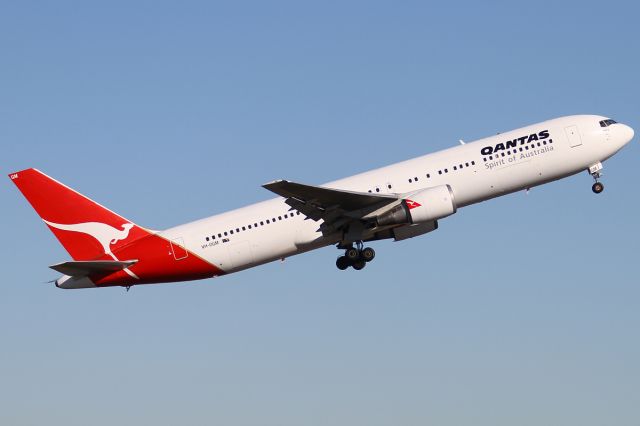 BOEING 767-300 (VH-OGM)