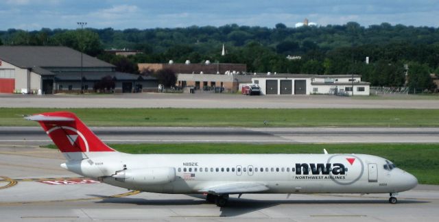 McDonnell Douglas DC-9-30 (N8921E) - Aug 2009.