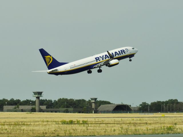 Boeing 737-800 (EI-EFE) - Ryanair Boeing 737-8AS(WL) EI-EFE take off from Düsseldorf Weeze Airport