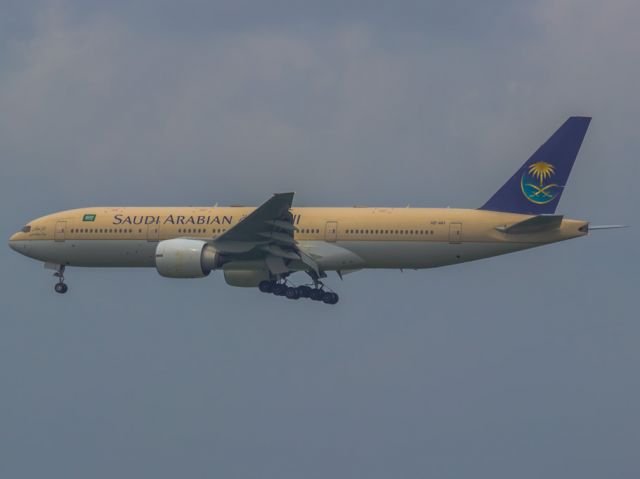 Boeing 777-200 (HZ-AKI)