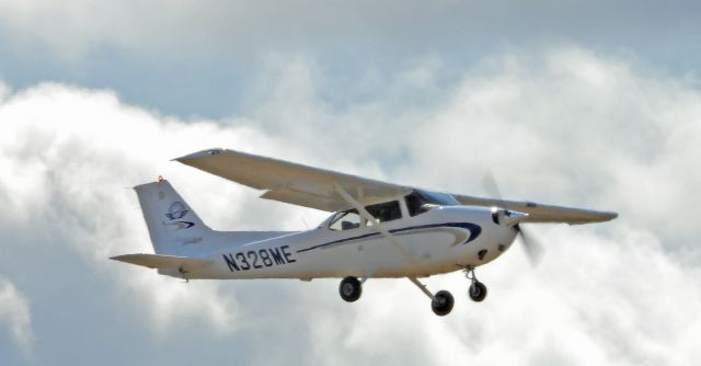 Cessna Skyhawk (N328ME)