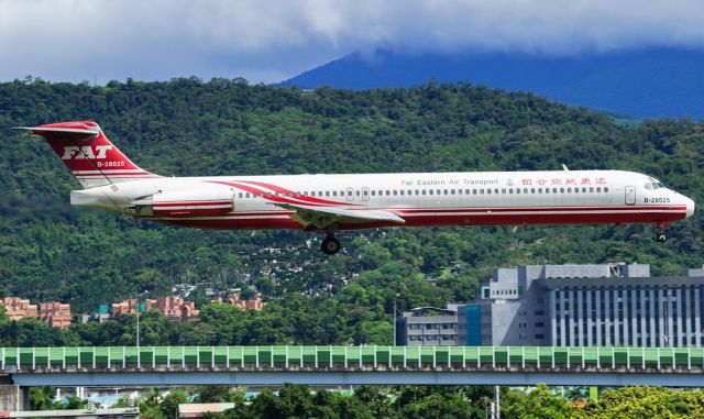 McDonnell Douglas MD-83 (B-28025)