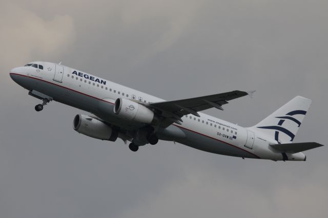 Airbus A320 (SX-DVW)