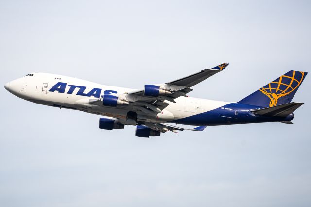 Boeing 747-400 (N489MC)
