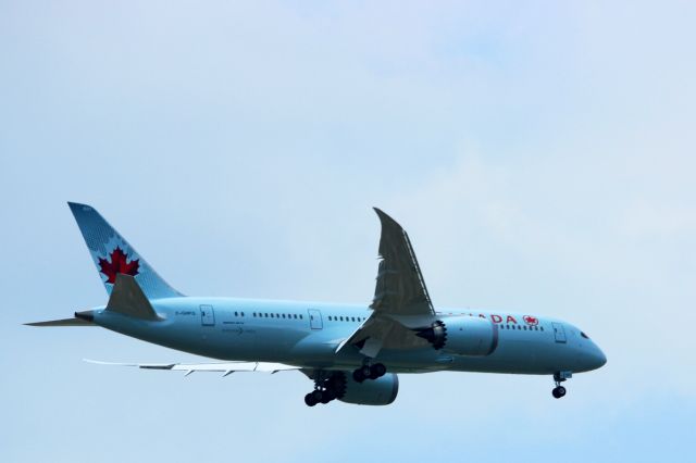 Boeing 787-8 (C-GHPQ) - Yesterday after showing off in Montreal and Ottawa the Dreamliner returns to 33L ...br /Then leaves again an hour or so later, to show off again...