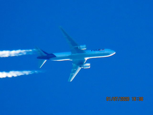 BOEING 767-300 (N168FE)