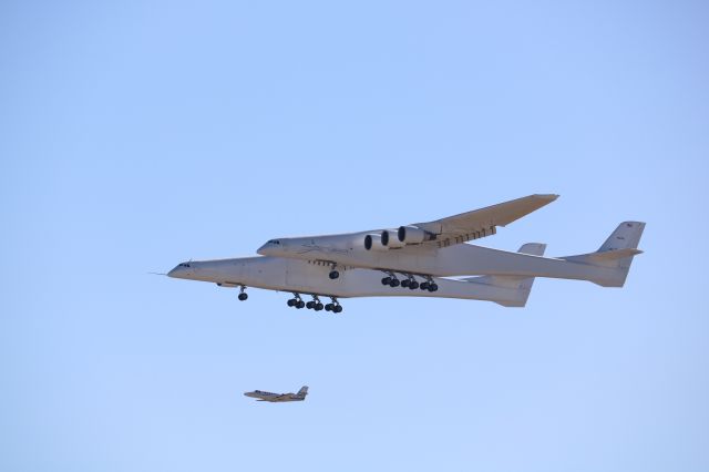 Eurocopter AS-350 AStar (N351SL) - Experimental fly in 1st flight of stratolaunch.