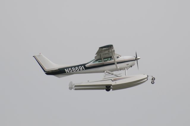 Cessna Skylane (N58691) - Seen at KFDK on 4/20/2010.      a href=http://discussions.flightaware.com/profile.php?mode=viewprofile&u=269247  [ concord977 profile ]/a