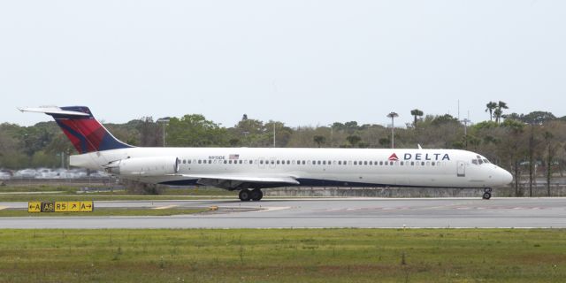 McDonnell Douglas MD-88 (N915DE) - MD88 as it taxis to the gate after landing at KSRQ on Easter Sunday 2016.br /To get a copy of this image go to NotableImages.US