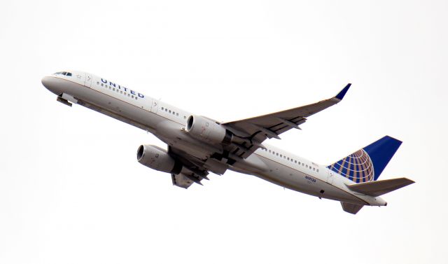 Boeing 757-200 (N19130) - United B757-200 out of KEWR