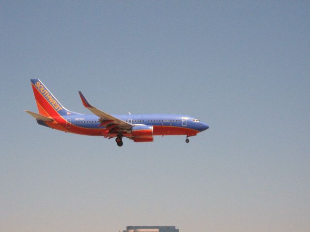 Boeing 737-700 (N475WN) - Landing on RWY 19R