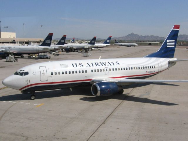 BOEING 737-300 (N303AW)