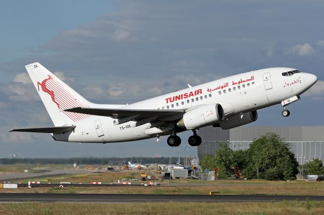 BOEING 737-600 (TS-IOK)