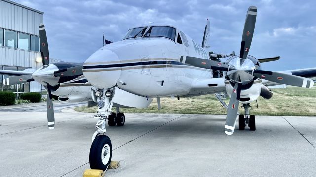 Beechcraft King Air 100 (N87NW) - N87NW outside the terminal waiting for passengers to arrive. This aircraft is a 1978 Beech King Air B100 (S/N: BE-42), and it is operated by Albatross Air. 6/25/22. 