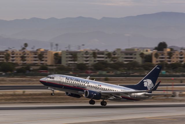 Boeing 737-700 (XA-QAM) - Morning departure LAX