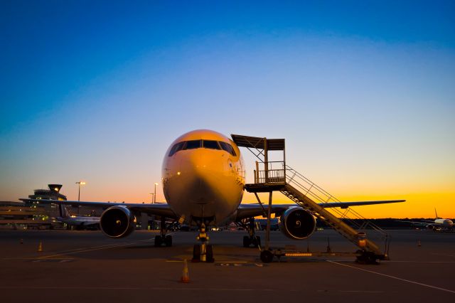 BOEING 767-300 (C-FDIJ)